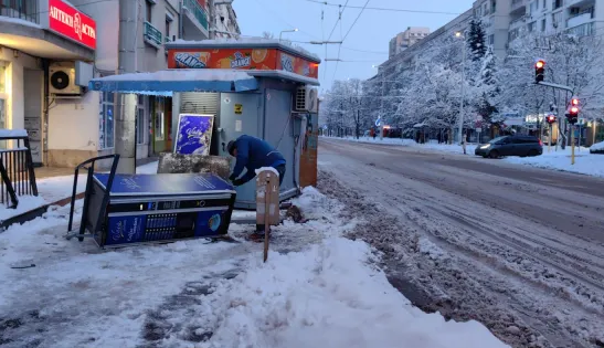 Кола връхлетя павилион на спирка в Русе