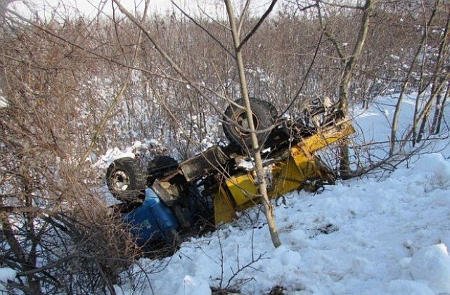 Камион падна в крайпътно дере в Силистренско, шофьорът загина на място