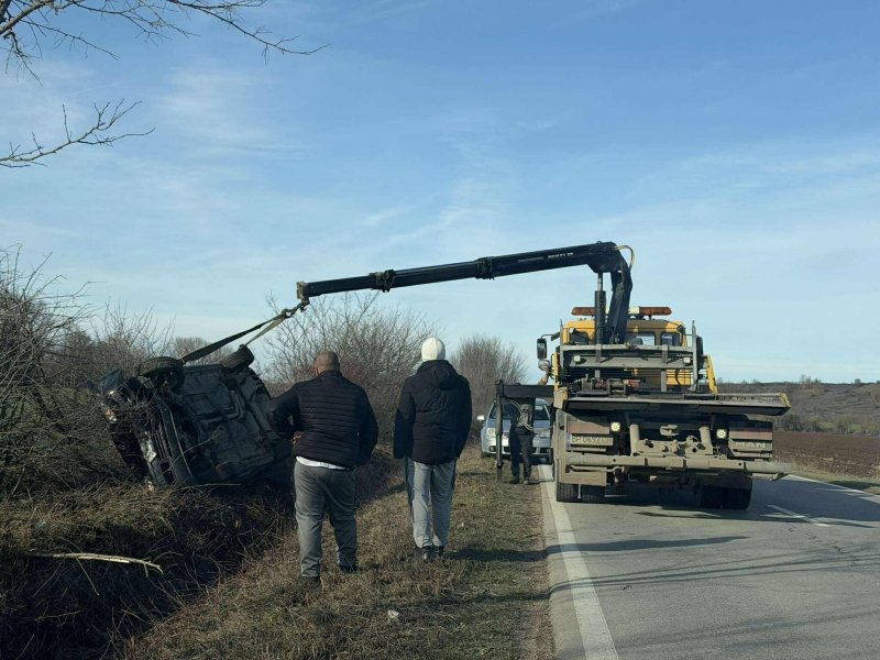 Кола изхвърча от пътя и се обърна по таван между Враца и Криводол