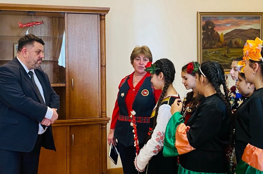 Заместник министър-председателят Атанас Зафиров посрещна в Министерския съвет деца от Самоков по повод Василица