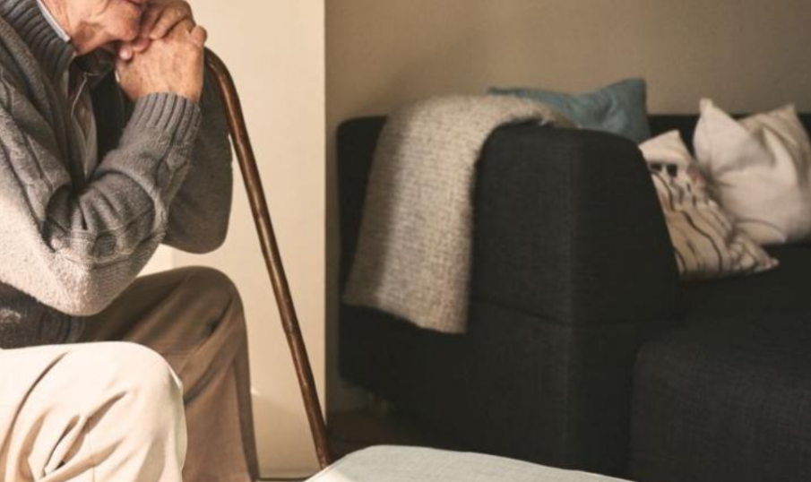 Ограбиха парите на възрастни хора веднага, след като си обмениха 50 000 лв. в банка