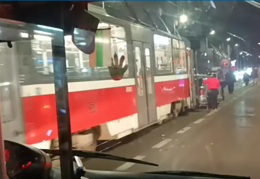 ОТ ПОСЛЕДНИТЕ МИНУТИ! Трамвай помете кола с дете