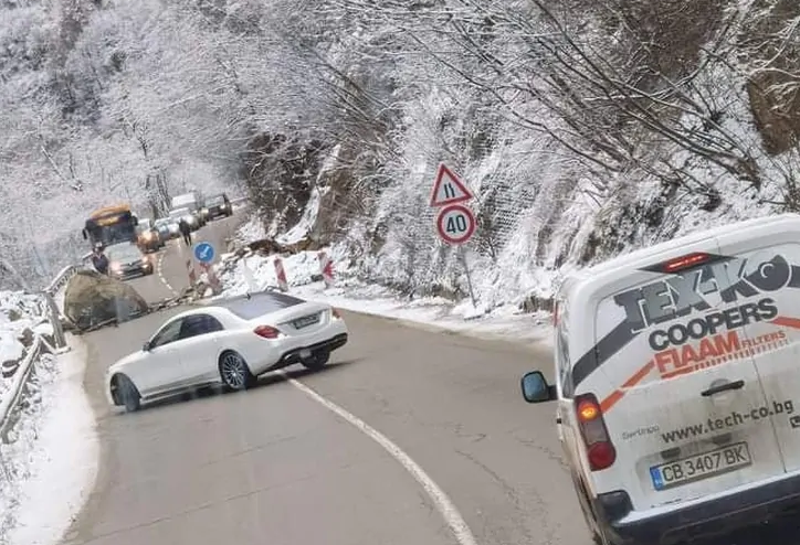Паднала скала затруднява движението по пътя София – Самоков