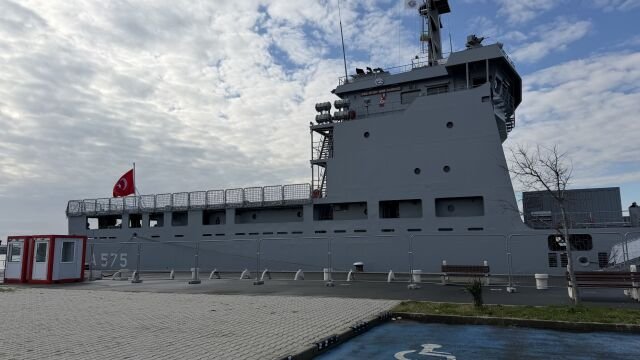 Два турски миночистача акостираха в Бургас