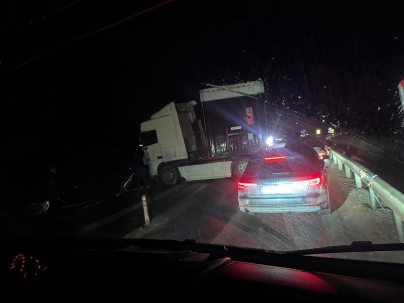 Завъртял се тир блокира пътя Мездра-Ботевград