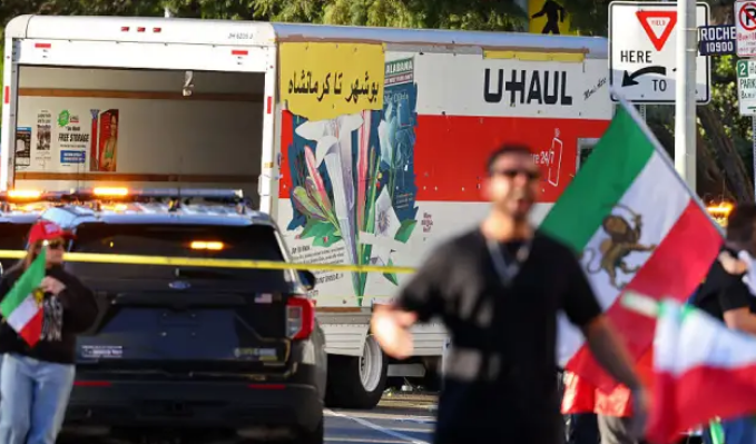 Камион навлезе сред протестиращи в подкрепа на иранския народ в Лос Анджелис