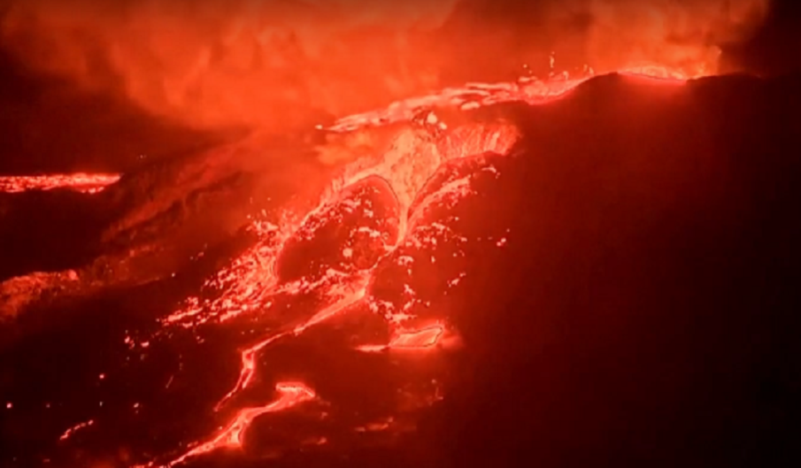 Вулканът Килауеа пак избухна, изхвърли 6-метров фонтан от лава