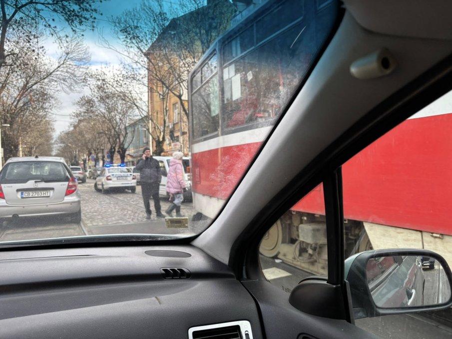 Трамвай блъсна дете в центъра на София (СНИМКИ/ВИДЕО)