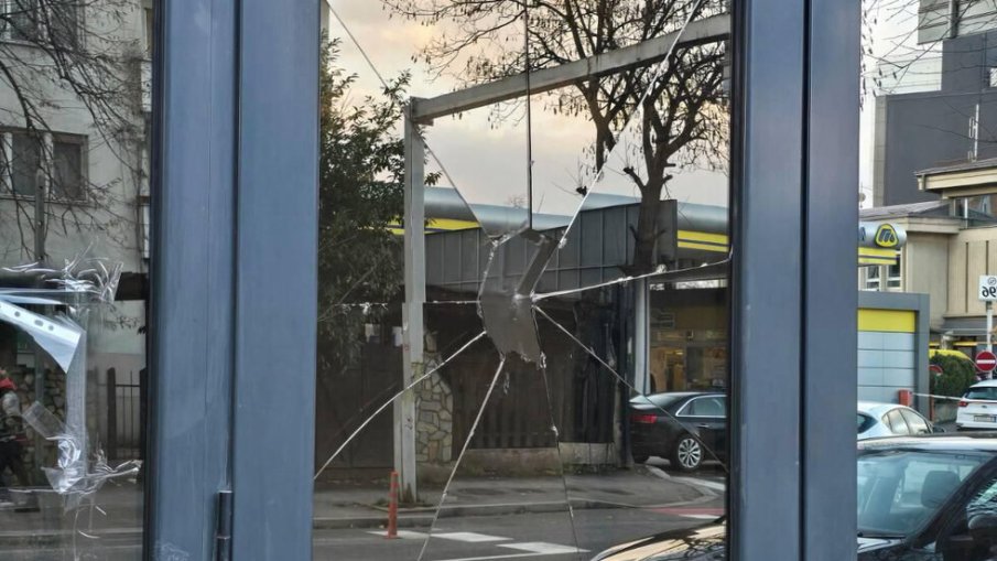 Вандалът, трошил българското посолство в Скопие, остава в ареста