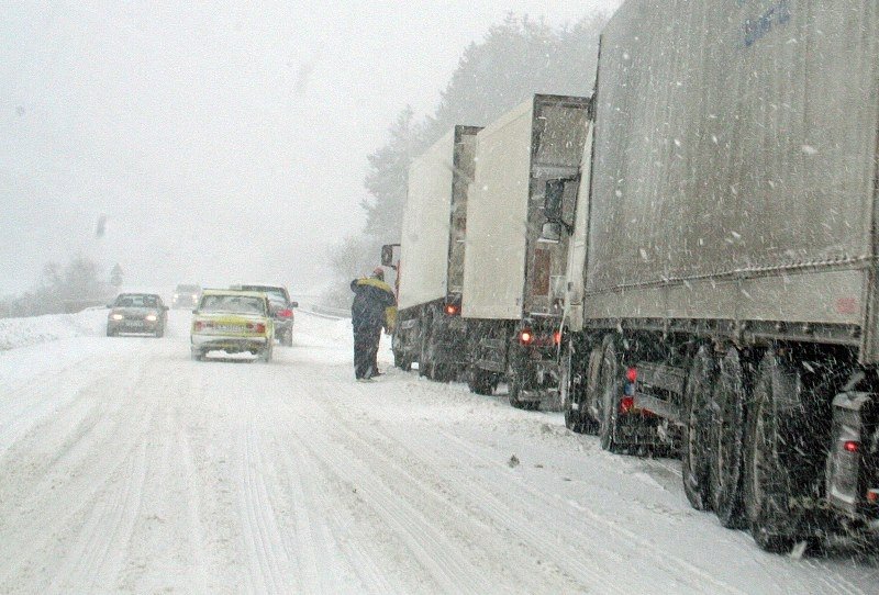 Ограничено е движението на камиони през прохода Превала
