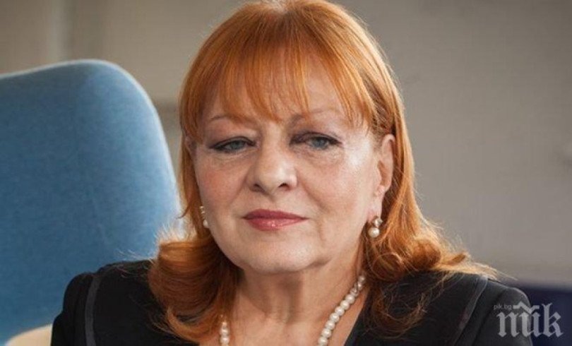 САМО В ПИК И РЕТРО: Богдана Карадочева обмени левовете в евро - такси я чака цял час пред банката (ПАПАРАШКИ СНИМКИ)