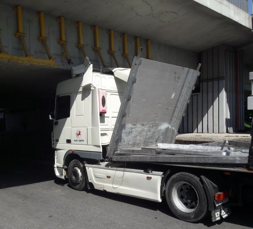 Камион се изтряска в мост на Подбалканския път (СНИМКА)