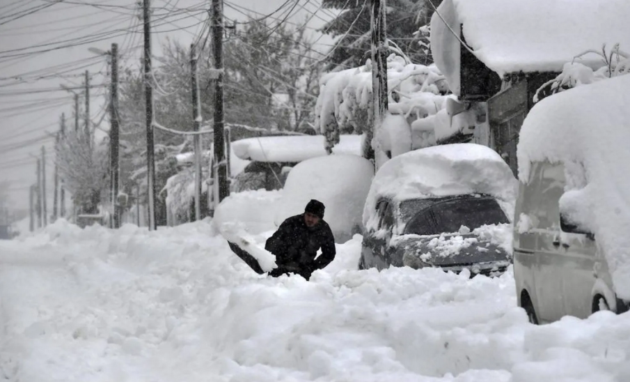 Румъния продължава да е в плен на зимата: Мъж отиде на работа със ски (СНИМКА)