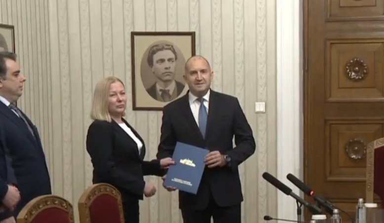 ИЗВЪНРЕДНО В ПИК TV! Циркът е пълен - Радев пита ППДБ кой е кандидатът им за служебен министър-председател. Надежда Йорданова се изтъпани пред него и... (ВИДЕО)