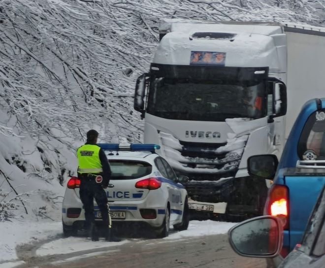 ЛУДОСТ! Въпреки забраната - ТИР мина през Петрохан, предизвика меле с три коли