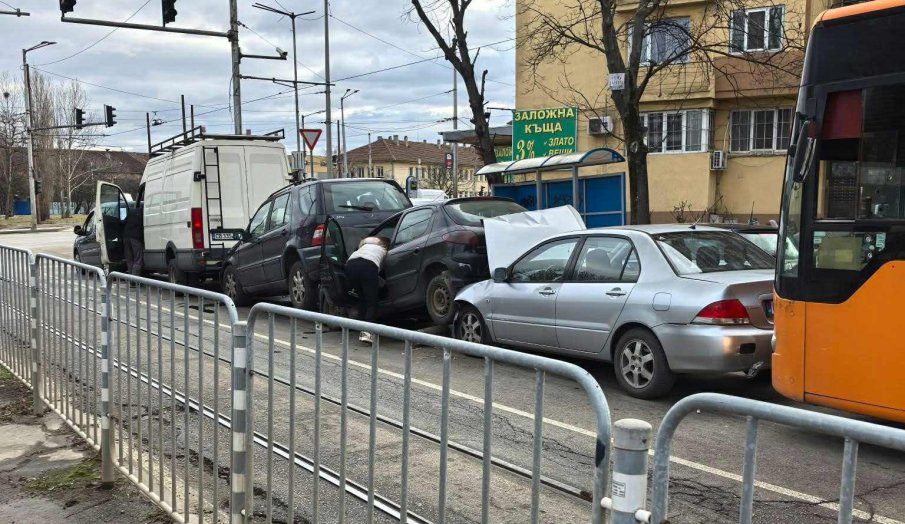 ГОРЕЩО В ПИК! Скоро толкова абсурдна катастрофа в София не е ставала (СНИМКИ)