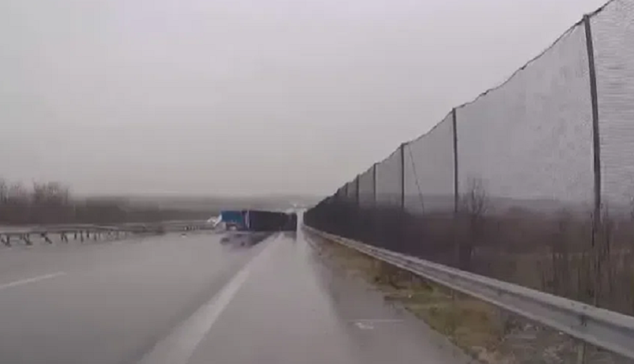 ТИР блокира движението на магистрала “Марица“ към Пловдив