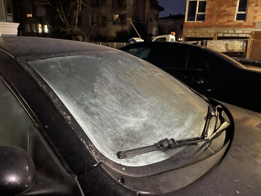 ЩО ЗА ИЗПЪЛНЕНИЕ: Автомобили в Бургас осъмнаха залети с пастет, олио и брашно