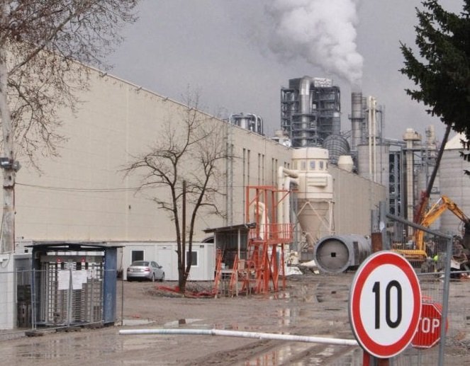 Министър Генов спира работата на завода Кроношпан във Велико Търново