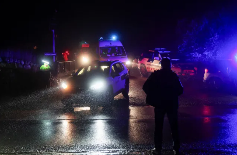 НОВА ТРАГЕДИЯ В ИСПАНИЯ: Пътнически влак дерайлира, след като подпорна стена падна върху релсите