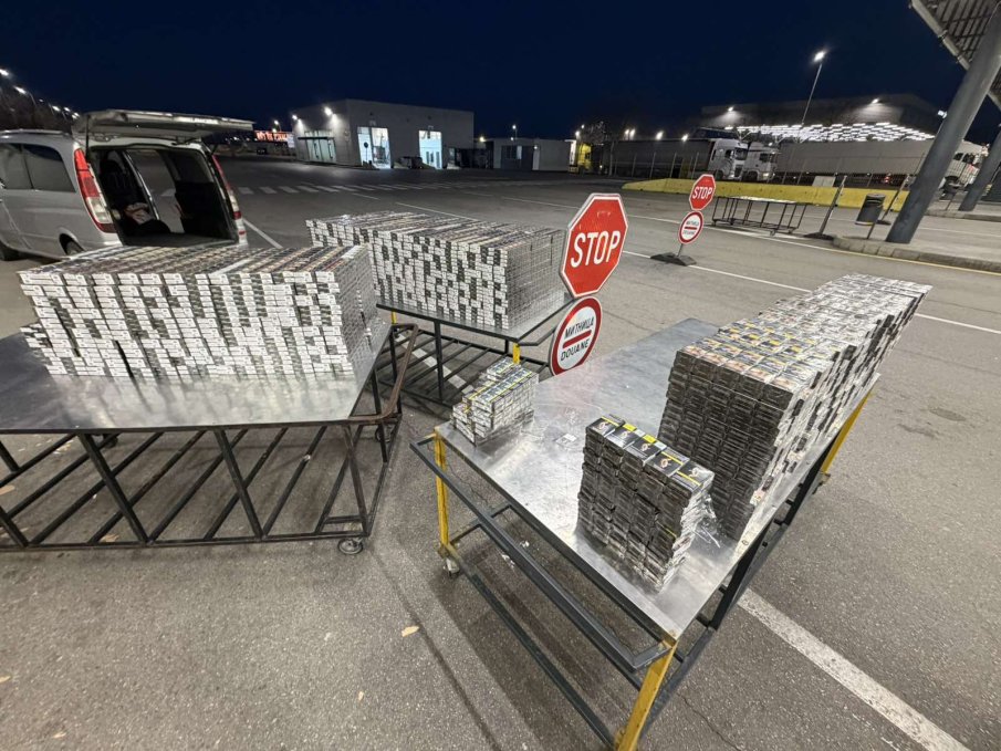 Над 210 000 къса цигари, укрити в мебели, заловиха на Капитан Андреево