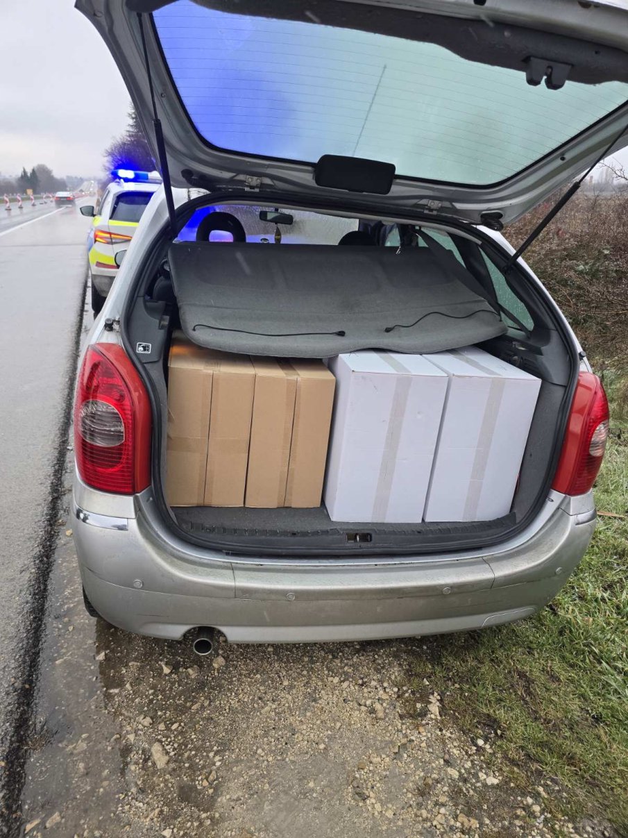 Полицията залови цигари без акцизен бандерол при акция на АМ Хемус (СНИМКИ)