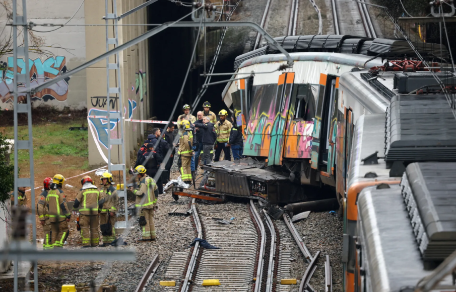 КАКВО СТАВА?! Трети жп инцидент в Испания: Влак дерайлира, след като е ударен от скала, отнесена от бурята