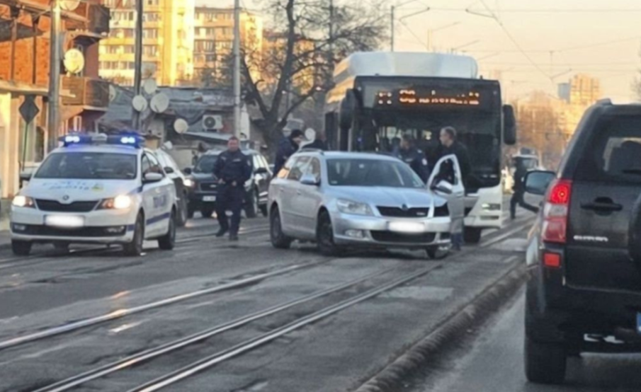 Катастрофа между кола и автобус на столичния градски транспорт