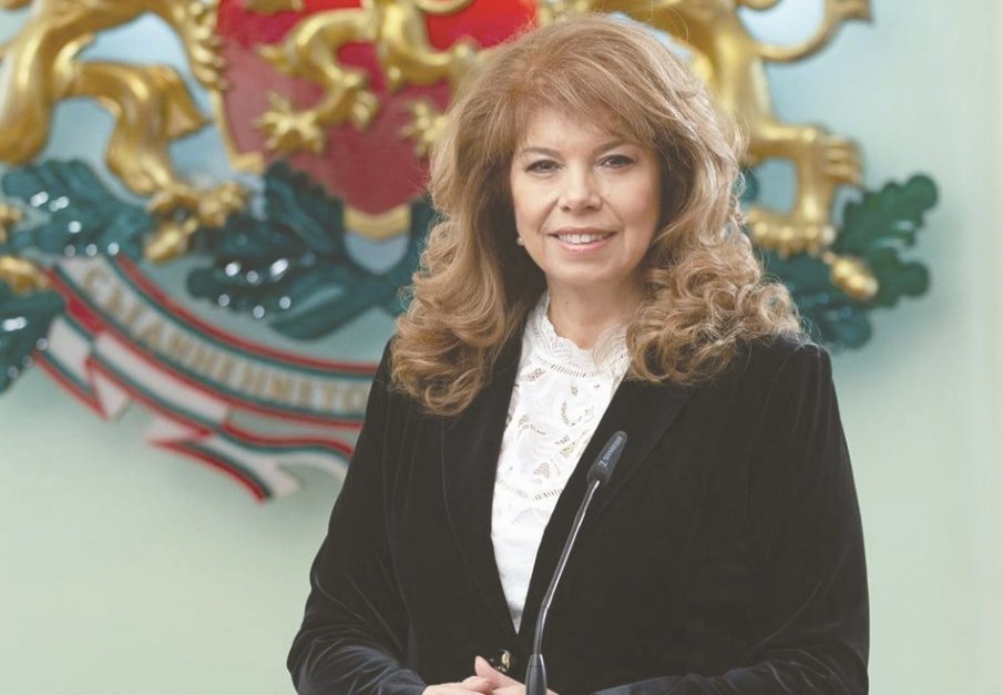 СЛЕД КЛЕТВАТА СИ: Илияна Йотова кани възможните служебни премиери на консултации