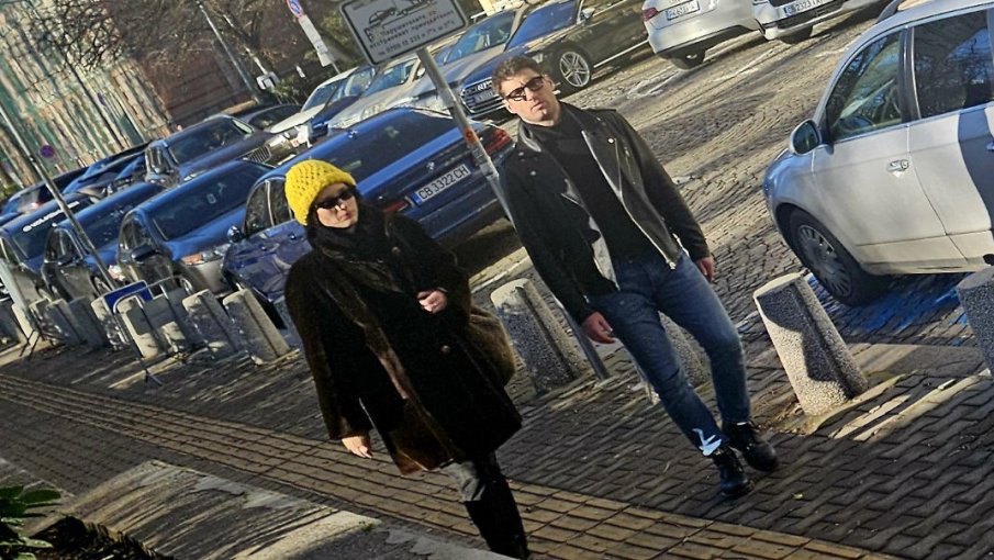 САМО В ПИК! Водещият на Преди обед Петър Дочев на разходка с гаджето в центъра на София. Двамата приковаха погледите с... (СНИМКИ)