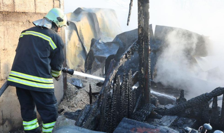 Човек пострада при пожар на Боровец, евакуирани са хора