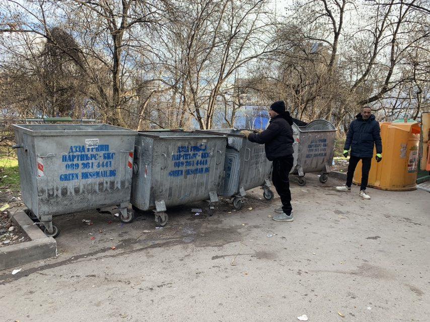 СКОРО И ШЕРПИ: Непалци чистят боклука в скъпия софийски район Изток
