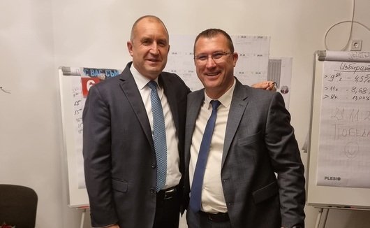 ПО ЛИСТИТЕ ЩЕ ГИ ПОЗНАЕТЕ: Копринката - водач на листа. Звучи гордо! Ще почуква със златния пръстен, ще кръцва пури, ще върти глобалната политика, ай, ай, ай...