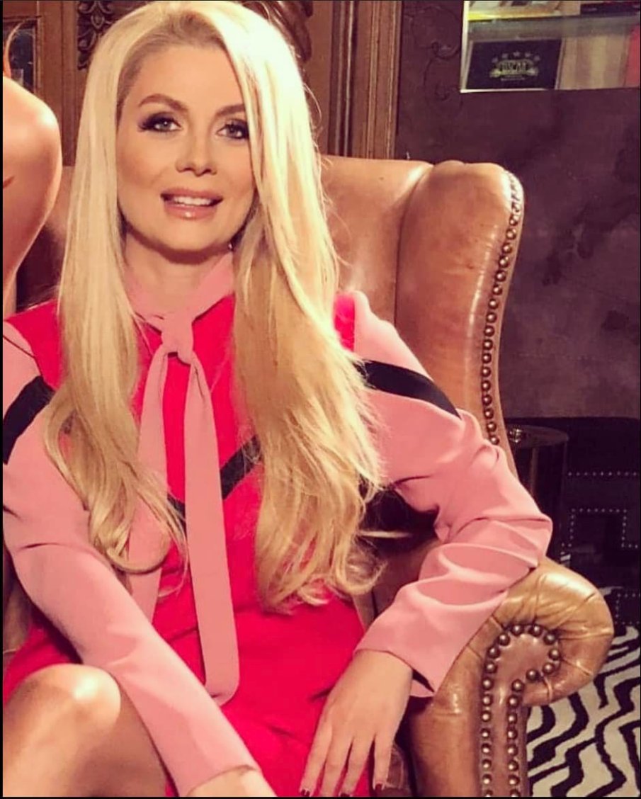 Венета Райкова мълчи за На кафе, но се разприказва за мистериозен мъж, с който си играе