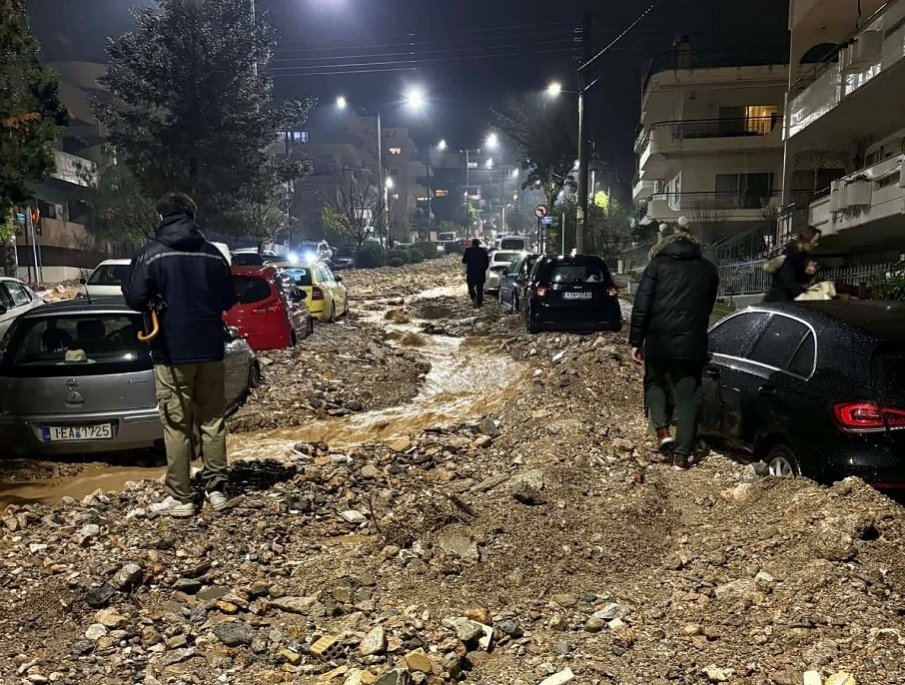 СМЪРТ И РАЗРУХА: Наводненията в Гърция взеха жертви (ВИДЕО)