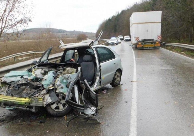 След тежката катастрофа с две жертви край Левски: Шофьорът-убиец все още се укрива