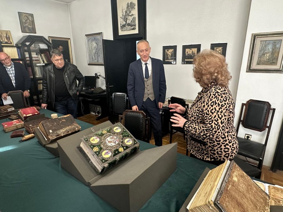 Министър Вълчев се запозна с работата в Центъра за славяно-византийски проучвания „Проф. Иван Дуйчев”