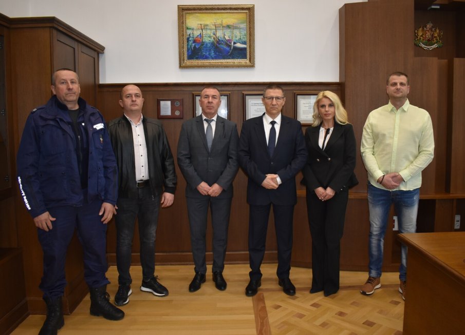 Сарафов награди трима служители на МВР за проявен висок професионализъм при разкриване на въоръжения грабеж край Ихтиман (СНИМКИ)