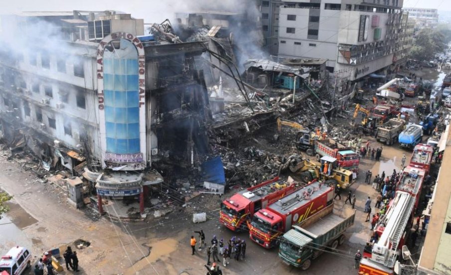 55-има души загинаха при пожара в мол в Карачи