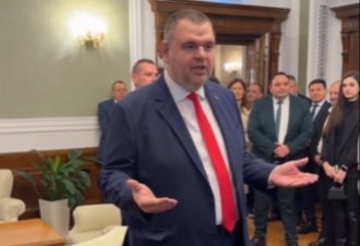 Пеевски посрещна в “Музея на Сглобката” група ученици и млади хора: В управлението, което подкрепихме, приходите са с 14 млрд. повече, а при ППДБ има само грабеж (ВИДЕО)