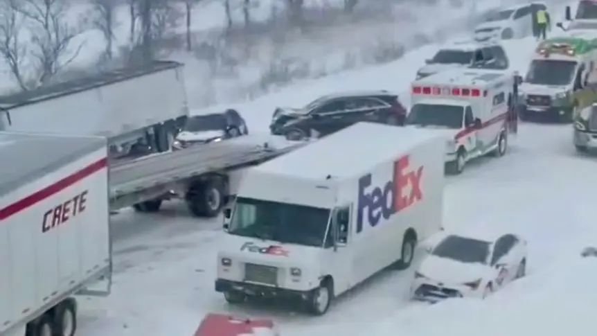 Заради обилен снеговалеж: Мащабна катастрофа със 100 превозни средства