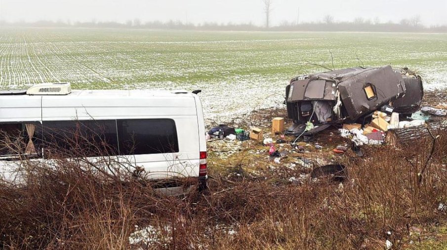 Тежка катастрофа с два микробуса край Мъглиж, петима украинци са ранени