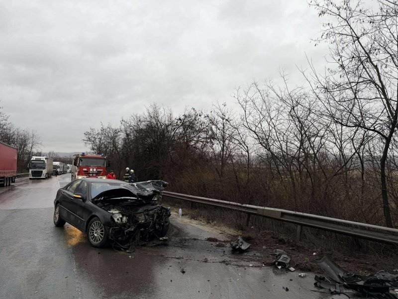 Две коли се удариха на пътя между Стара Загора и Казанлък