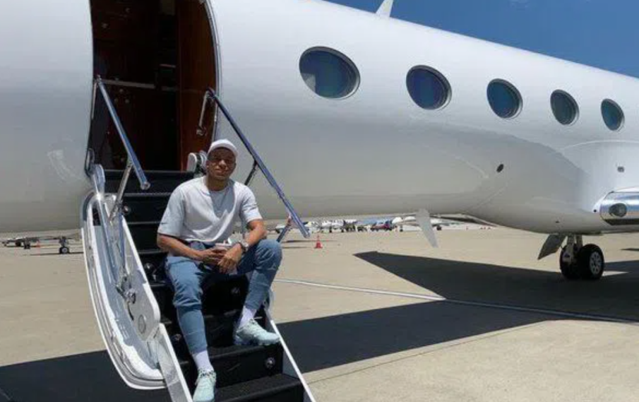 Мбапе плаща торби с пари за частен самолет