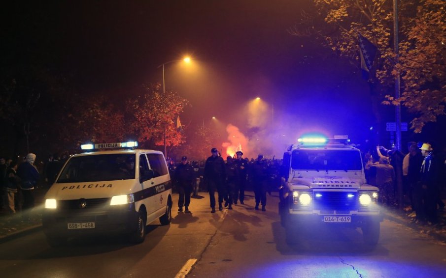 100 ДУШИ СА В АРЕСТА: Масов бой между фенове на Звезда и Хайдук