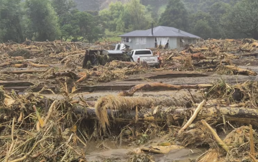 Свлачище помете къмпинг в Нова Зеландия, има загинали (ВИДЕО)