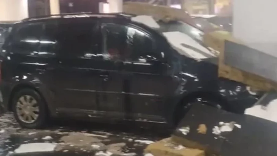 СЕРИОЗЕН ИНЦИДЕНТ: Покрив на паркинг на хипермаркет се срути върху коли във Варна