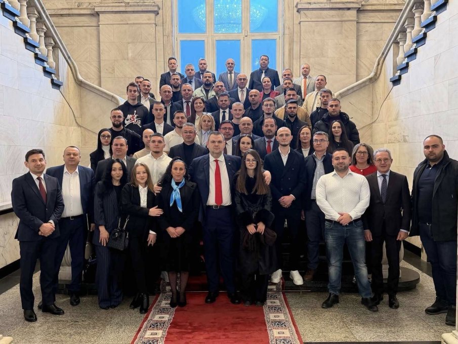 ПЪРВО В ПИК! Делян Пеевски се срещна с младежи от Бургас (СНИМКИ)