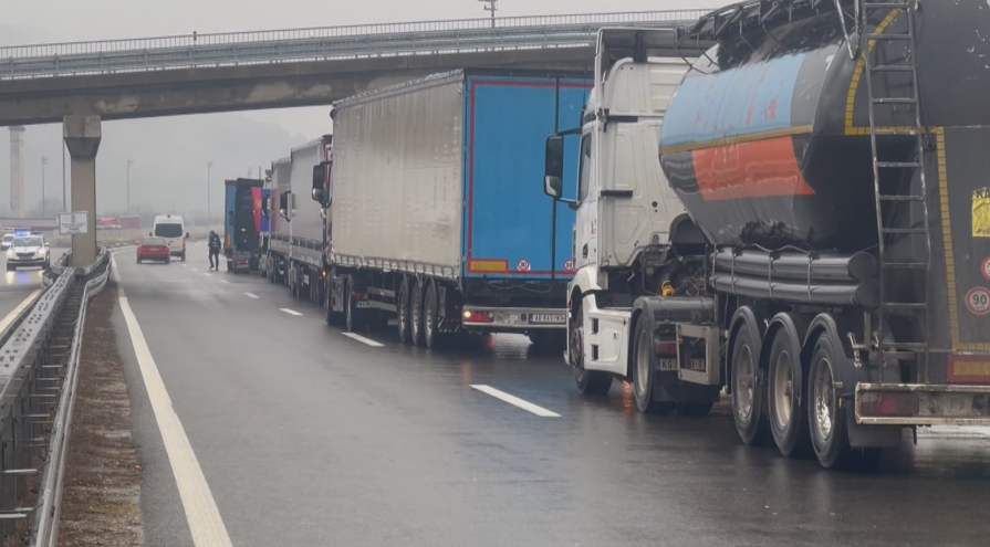 ВТОРИ ДЕН БЛОКАДА! Тираджии отново протестират по граничните пунктове със Сърбия