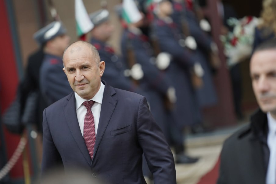 Три въпроса за Румен Радев ВИСЯТ СЪС СТРАШНА СИЛА